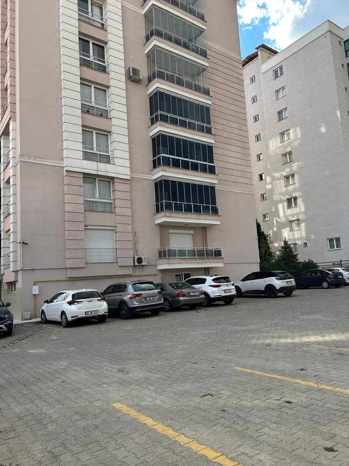 Uşak Cumhuriyet Mah. 3+1 Satılık Lüks Daire Ara Kat