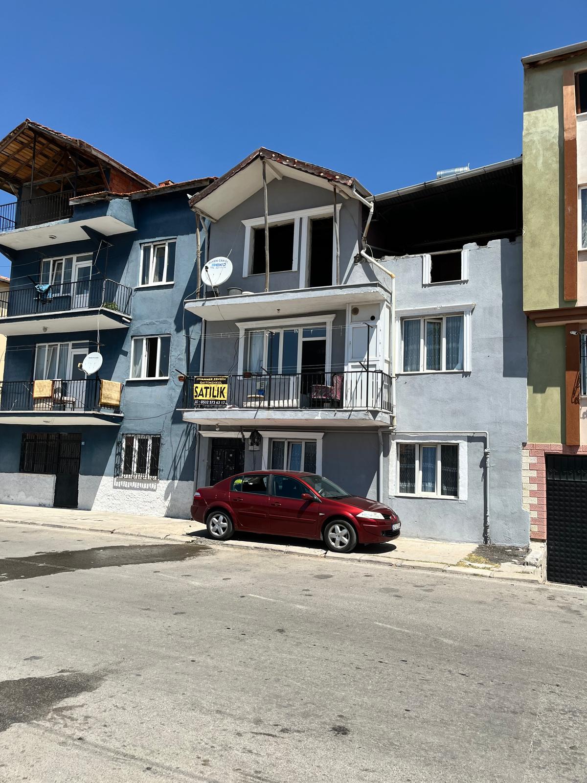 UŞAK MERKEZ ELMALIDER MAH. 3 KATLI SATILIK MÜSRAKİL EV